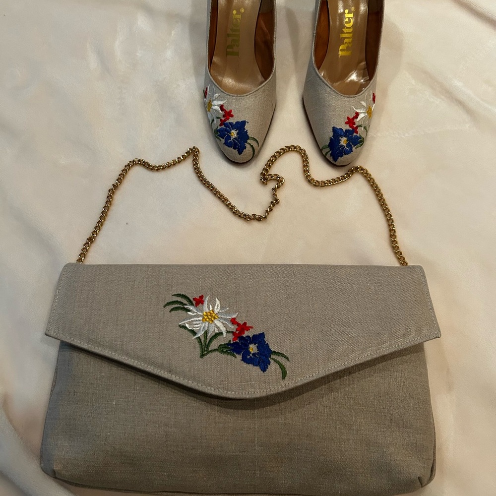 Elegant Floral Embroidered Beige Clutch